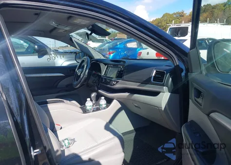 2018 Toyota Highlander Le Plus z USA, uszkodzony, nr VIN 5TDBZRFH7JS497059